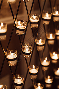 婚礼拱门上的蜡烛用眼镜燃烧灯笼圣人团体烧伤宗教棕色火焰白色灵魂反射图片