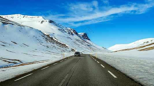 冬天有一条长长的直道公路和汽车沥青交通蓝色速度天空车道地平线场景运输孤独图片