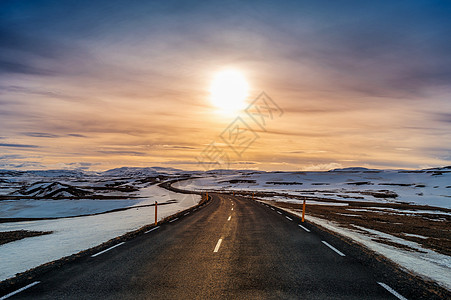 冬天日落时 一条长长的直路国家沙漠太阳运输公路土地旅行速度场景孤独图片