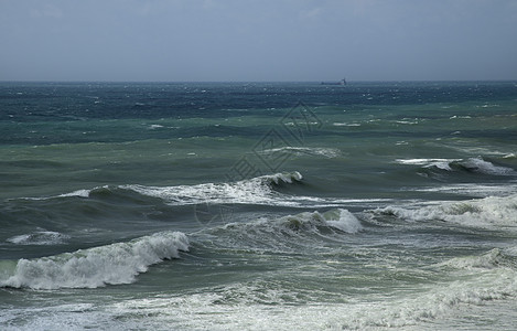 海浪在暴风天冲向海岸线海景波浪环境风暴地平线天空风景海洋白色天气图片