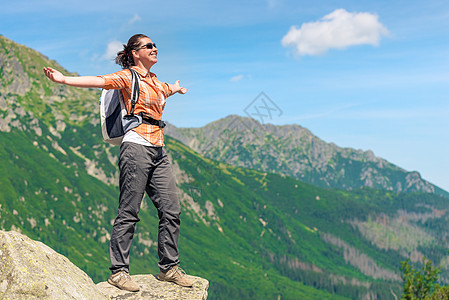 幸福的女士征服了一座高山 用背背包享受着愤怒图片