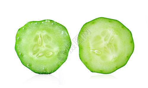 白色背景上的新鲜切片黄瓜绿色食物植物宏观饮食蔬菜图片