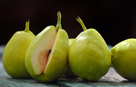 铁制木头上的绿梨子黄色饮食绿色桌子水果营养食物图片