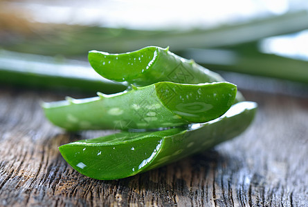 木板上的芦荟木头药品叶子草本皮肤植物绿色温泉凝胶治疗图片