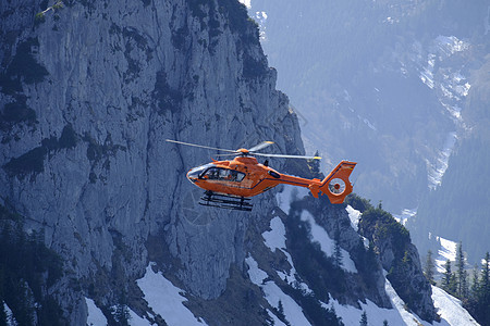 山山救援直升机航空服务帮助蓝色飞机情况转子菜刀天空白色背景图片