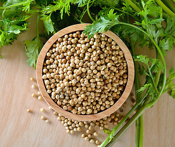 木勺中的Coriander种子棕色勺子木头粮食调味品食物玻璃蔬菜味道草本植物图片