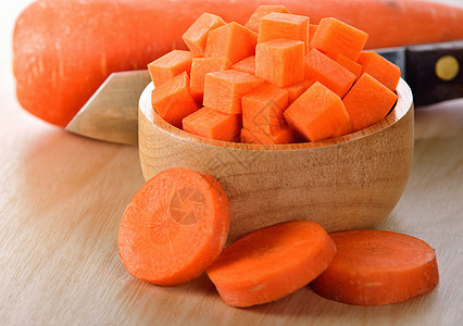 木碗中胡萝卜片团体白色食物橙子萝卜圆圈蔬菜烹饪圆形黄色图片
