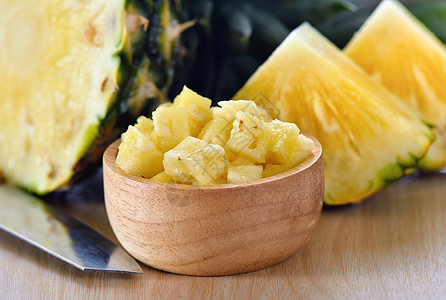 砍在木本底的菠萝食物字体甜点黄色饮食白色热带绿色凤梨水果图片