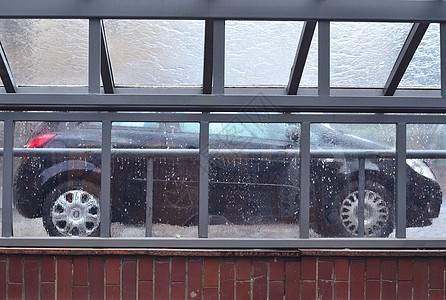 木框窗上的大雨汽车背景风暴液体预报下雨城市建筑天气旅行图片