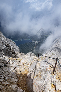 在巴伐利亚的Zugspitze通过绳索头盔山脉电缆岩石旅游登山运动安全远足图片