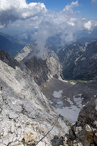 在巴伐利亚的Zugspitze通过冒险绳索登山者旅游运动头盔安全电缆马具岩石图片