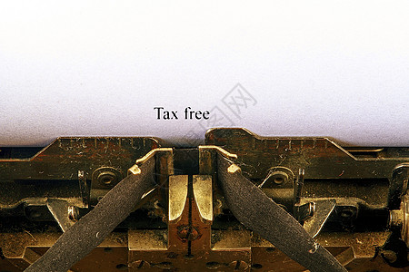 对老式打字机的特写 前端焦点是给 TAX FREE 文本生成的信件 带有回溯办公工具的商业概念图像图片