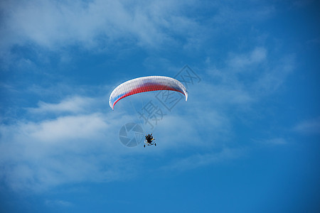 山岳的滑坡运动员优胜者顶峰飞行员旅行运动竞赛跳伞蓝色航班图片