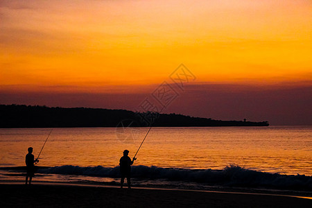 日落时 在巴厘岛海滩的渔民日出橙子地平线太阳旅行访问村庄反射天空海洋图片