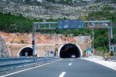 在克罗地亚的公路上 山丘背景之下视角安全车辆路线交通运输旅行汽车速度爬坡图片