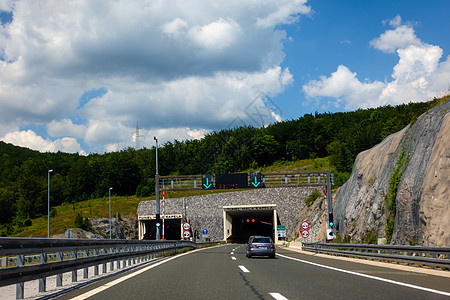 在克罗地亚的公路上 山丘背景之下视角地平线栅栏驾驶街道沥青旅游车辆安全汽车图片