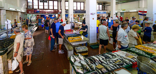 扎达尔的鱼市是克罗地亚最大和供应量最好的市场之一 吸引了许多买家店铺厨房海鲜饮食烹饪销售食物动物营销钓鱼图片