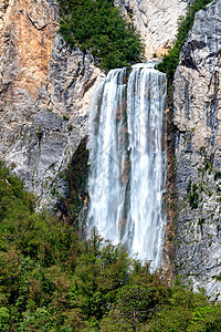 斯洛文尼亚朱利安阿尔卑斯山的博卡瀑布是欧洲阿尔卑斯山最高的瀑布之一 高 106 米石头公园泡沫天空旅行蓝色急流美丽液体激流图片