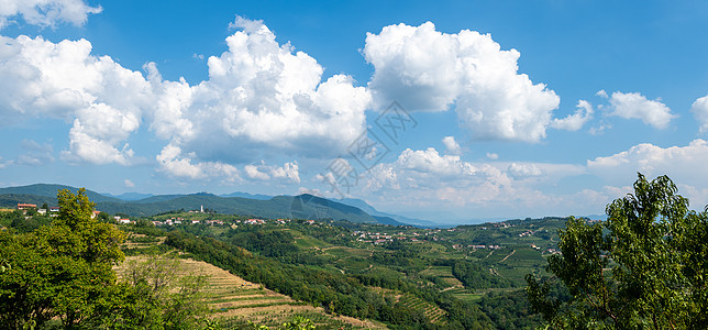 Kojsko 村 斯洛文尼亚著名的葡萄酒产区 背景是阳光和云彩 圣山 背景是新戈里察上方的教堂历史性农场爬坡街道场地国家农村丘陵图片