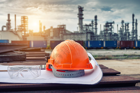 蓝图上的黑头盔建筑和安全眼镜  是的化学品商业植物工人石化承包商工作活力炼油厂安全图片