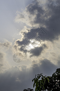 阴暗的天空和雨前剧烈的乌云 印度加尔各答地平线天气晴天光束日落自由背景雷雨纹理蓝天图片