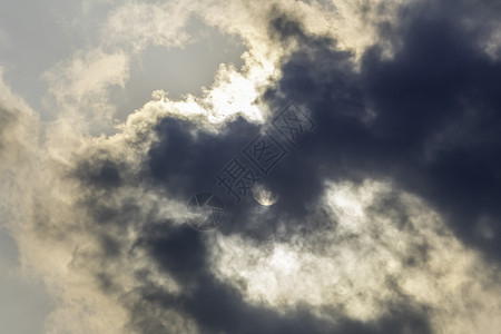 阴暗的天空和雨前剧烈的乌云 印度加尔各答地平线晴天阳光黑色风景场景多云雷雨白云漩涡图片