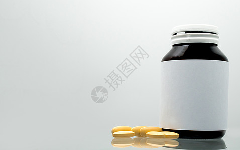 白底和有空白标签 复制文本空间的安珀瓶中维生素C1 000毫克药片 Vitamin和补充概念 抗氧化剂图片