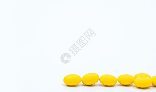 黄色糖衣片药丸在白色背景与复制空间 治疗便秘的药物 医药行业 药房背景 全球医疗保健概念 卫生预算和政策药品甜点橙子宽慰圆形巧克背景图片