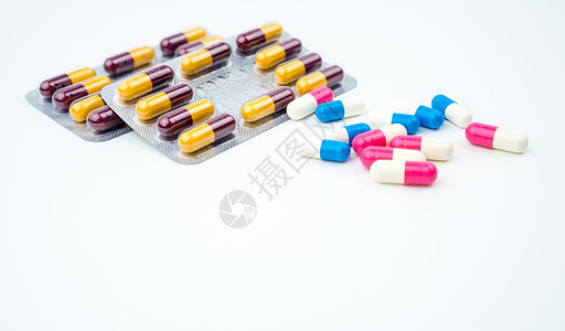 五颜六色的抗生素胶囊药片在白色背景与复制空间 耐药 抗生素用药合理 卫生政策和医保理念 医药行业 药房背景图片