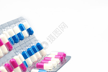 五颜六色的抗生素胶囊药片在白色背景与修剪路径隔离的泡罩包装中 耐药性抗生素药物的使用与合理的卫生政策和健康保险理念 医药行业 药图片