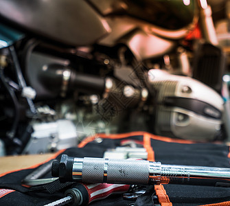 单气瓶头罩摩托车的餐桌上工具或力矩检查机械螺丝刀扳手车辆发动机服务排气运输图片