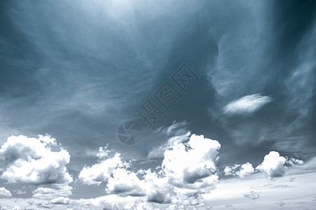 天空和云层背景的黑白景象 无望和绝望的概念戏剧性季节气候日落死亡悲伤风暴天气空气蓝色图片