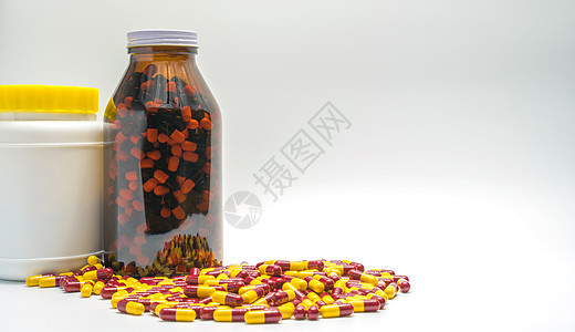 红色 黄色抗生素胶囊药丸和瓶子 白后方带复制空间的抗药性图片
