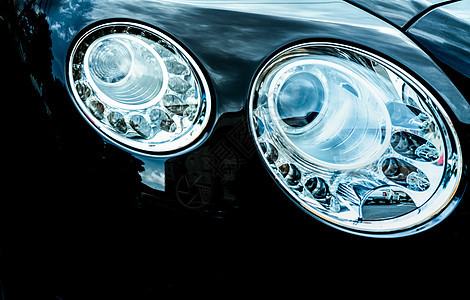 LED 车灯豪华车特写细节 美丽的现代优雅大灯车 黑色汽车 汽车工业技术 汽车零部件经营理念图片