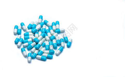 一堆蓝色和白色胶囊药丸隔离在白色背景与复制空间 全球医疗保健概念 抗生素耐药性 抗菌胶囊丸 医药行业图片