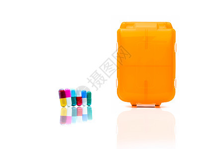 有五颜六色的胶囊药片的橙色药盒在白色背景与拷贝空间隔绝了 在工作或出国旅行概念之前准备药物价钱处方剂量店铺治疗橙子产品制药药店抗图片