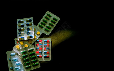 五颜六色的抗生素胶囊丸装在深色背景的泡罩包装中 带有复制空间 感染性疾病的药物 抗生素用药合理搭配 耐药性和医疗保健概念水疱药片图片