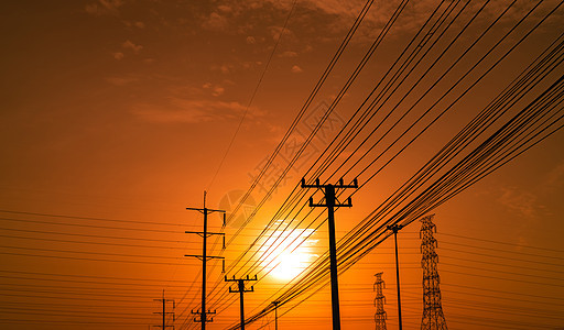 高压电线杆和输电线路在日落时与橙色和红色的天空和云彩 建筑学 在日落期间剪影电塔 力量和能量 节能减排电缆橙子电气太阳电压环境网图片