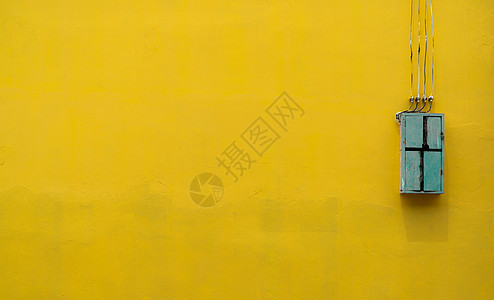 黄色复古混凝土墙背景下带复制空间的工厂绿色木箱电控设备 家庭和工厂工业概念的安全 复古风格背景图片
