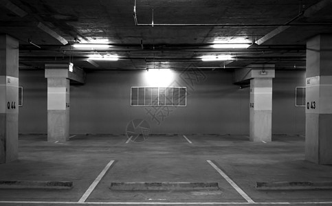 购物中心空荡荡的室内停车场透视图 有开光的地下混凝土停车场 感到悲伤和孤独的概念 B2座Q43 Q44停车场图片