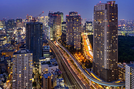 东京市风景和晚上的交通图片