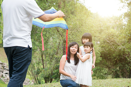 亚洲家庭在户外放风筝图片