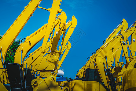 有水力活塞胳膊的黄色挖掘机反对清楚的蓝天 用于在施工现场进行挖掘的重型机械 液压机械 巨大的推土机 重工业手臂蓝色运输矿业危险建图片