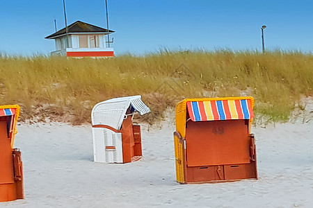 水上沙滩椅天空椅子摄影场景自然环境旗帜海浪海滩假期海岸图片