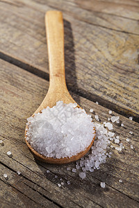 勺子上的盐桌子岩石颗粒剂饮食矿物香料食物木头乡村厨房图片