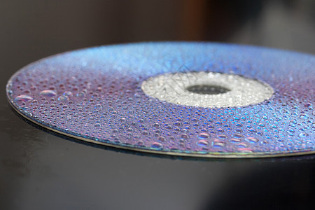 在CD上撒尿光学信息光盘仪器磁盘媒体媒介纹理水面电脑图片