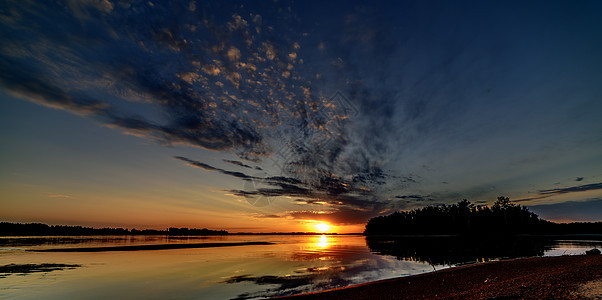 美丽的橙色夕阳 在河中反射海滩红色地平线海岸橙子天空太阳波浪背景图片