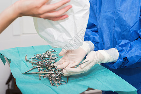 准备手术医疗器械的灌木护士手套保健剪刀成套塑料职业医院工具药品医师图片
