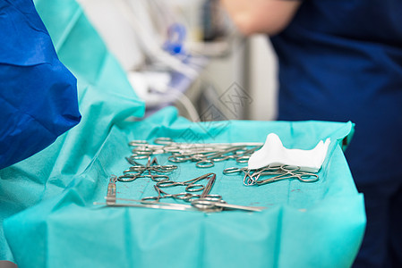 医疗背景 手术室的外科手术器械同事镊子病人卫生仪器钳子剧院操作金属房间图片