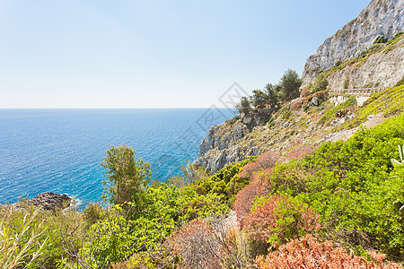 Apulia Leuca Ciolo的格罗托荒野假期悬崖海岸线海滩风景蓝色晴天海岸岩石图片